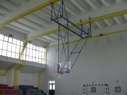 Sistem baschet rabatabil pe plafon montat in sala de sport
