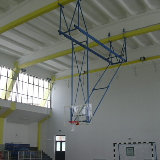 Sistem baschet rabatabil pe plafon montat in sala de sport