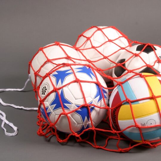 Plasa pentru transport mingi cu 5 mingi pentru diverse sporturi