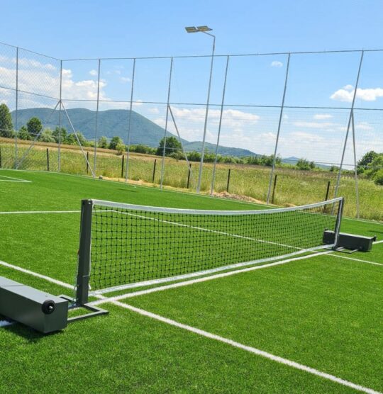 sistem fotbal-tenis dispus pe teren afara