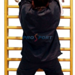 Bara de tractiuni cu judo-giatasata pe spalier cu o judoka facand tractiuni