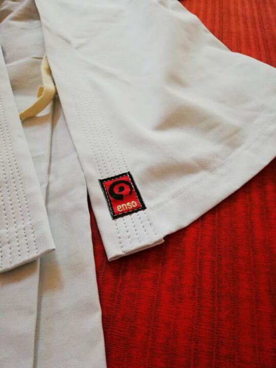 karate-gi ENSO, detaiu cu eticheta Enso