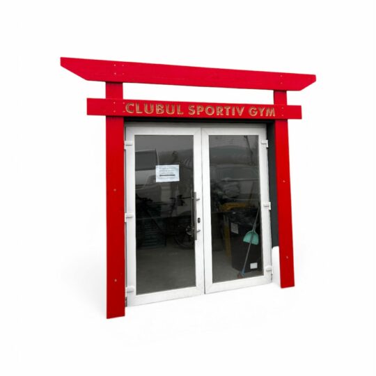 tori japonez rosu pentru acces in dojo personalizat prin CNC cu denumirea clubului