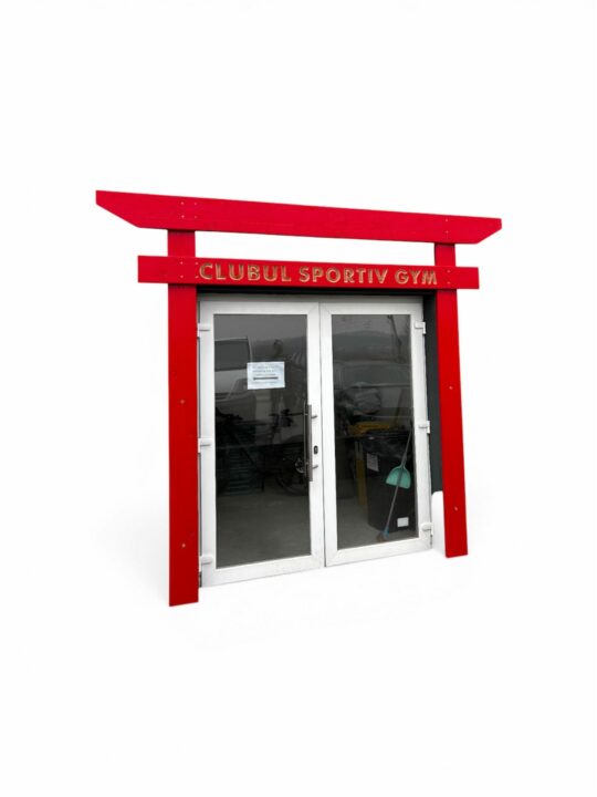 tori japonez rosu pentru acces in dojo personalizat prin CNC cu denumirea clubului