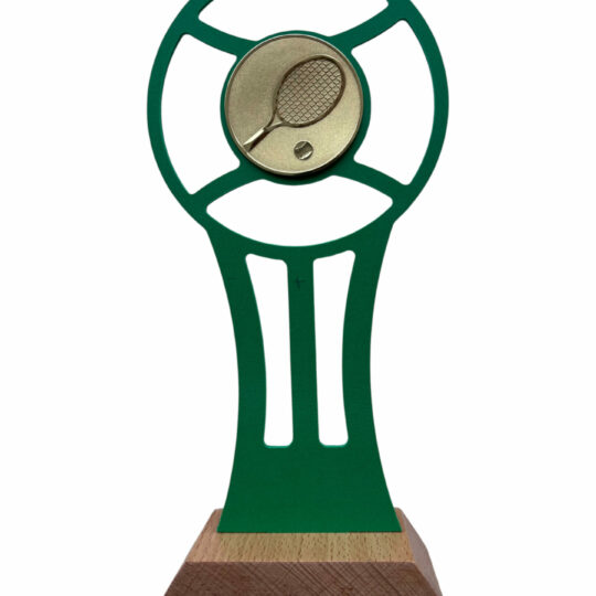 trofeu tenis de camp culoarea verde cu soclu de lemn