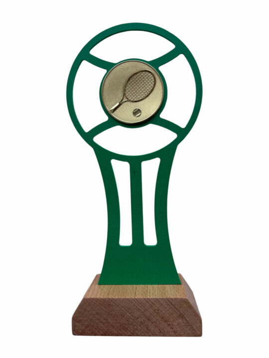 trofeu tenis de camp culoarea verde cu soclu de lemn